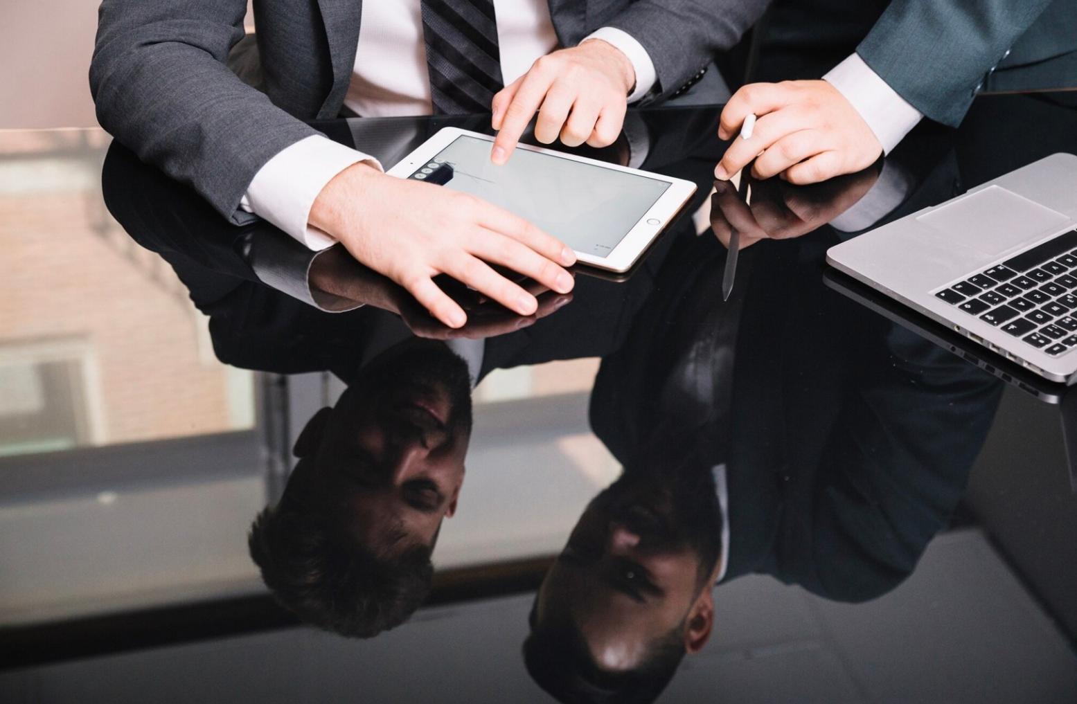 Équipe travaillant sur l'analyse de données