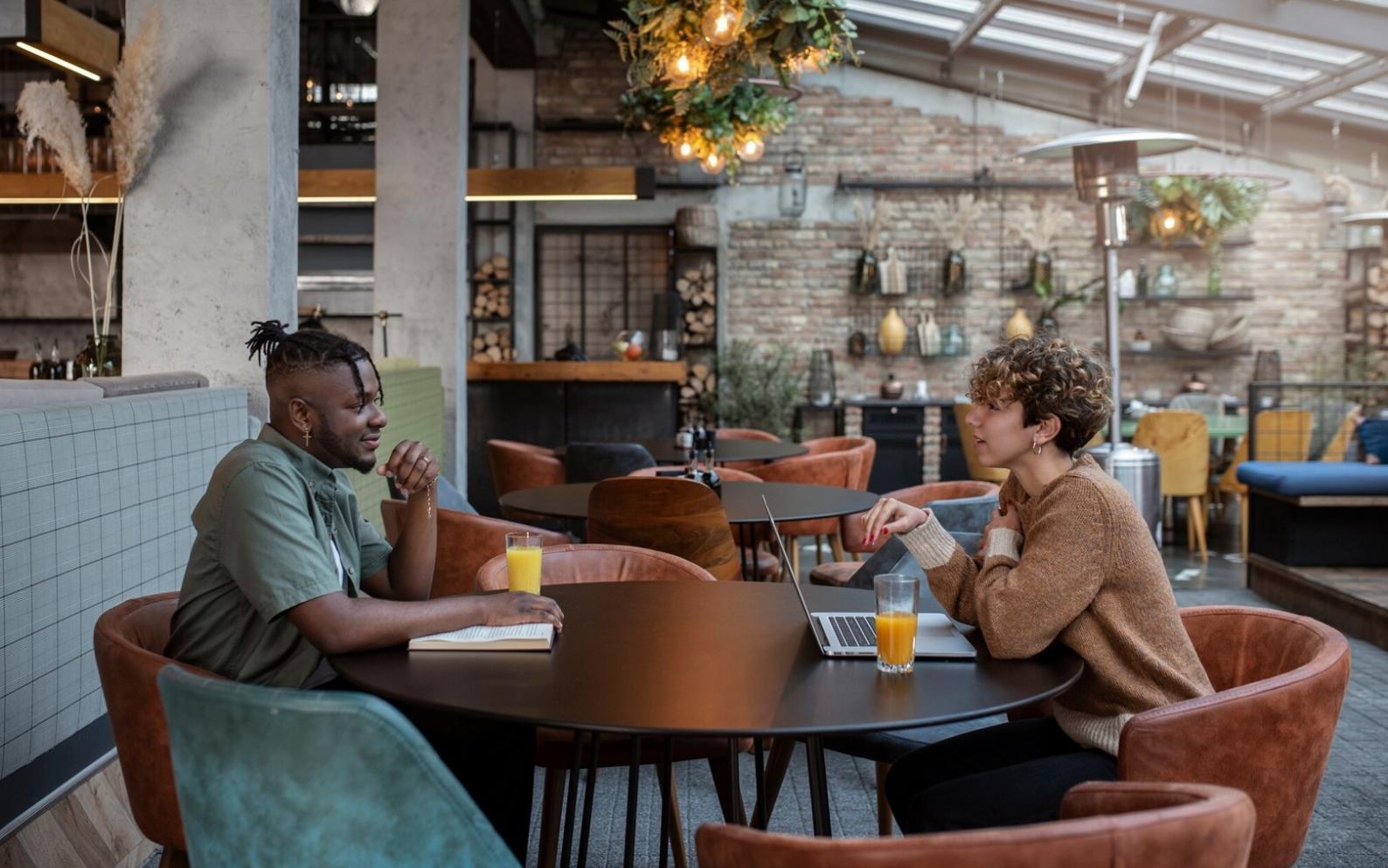 Équipe d'analystes financiers travaillant ensemble sur des projections stratégiques