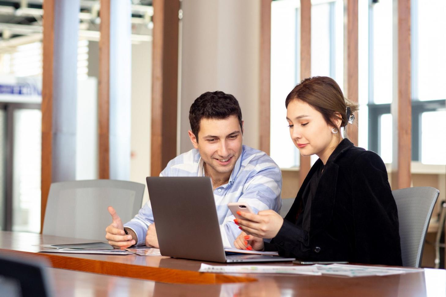 Réunion d'équipe autour d'analyses financières